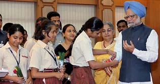 Manmohan, Sonia joins Rakhi celebrations with kids